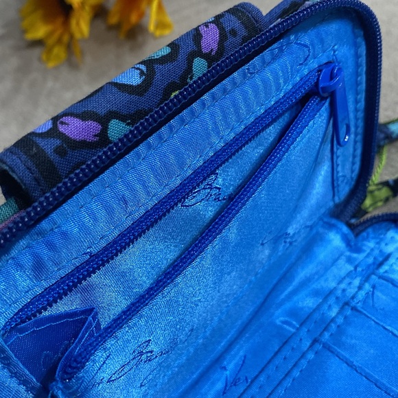NWT Vera Bradley Smartphone Wristlet in Indigo Pop Beautiful Design - MSRP $49!! - Picture 5 of 10